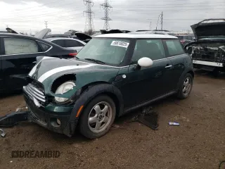 2009 MINI Hardtop z VIN WMWMF33509TW77714, wystawiony jako Copart lot #50618025 z przebiegiem 86 673 mil mil oraz Szkody całkowita. Historia ofert i sprzedaży dostępna na DreamBid. Obrazek 1.