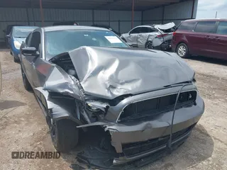 2014 Ford Mustang V6 z VIN 1ZVBP8AM1E5300335, wystawiony jako IAAI lot #42536194 z przebiegiem 125 512 mil mil oraz . Historia ofert i sprzedaży dostępna na DreamBid. Obrazek 1.