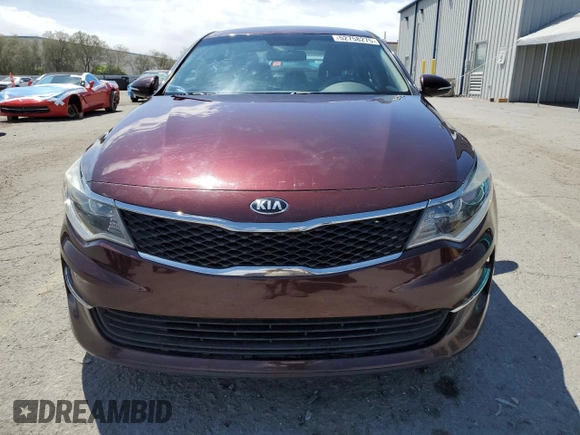 2017 Kia Optima LX z VIN 5XXGT4L33HG155090, wystawiony jako Copart lot #52758275 z przebiegiem 126 596 mil mil oraz Szkoda całkowita • Salvage title. Historia ofert i sprzedaży dostępna na DreamBid. Obrazek 5.