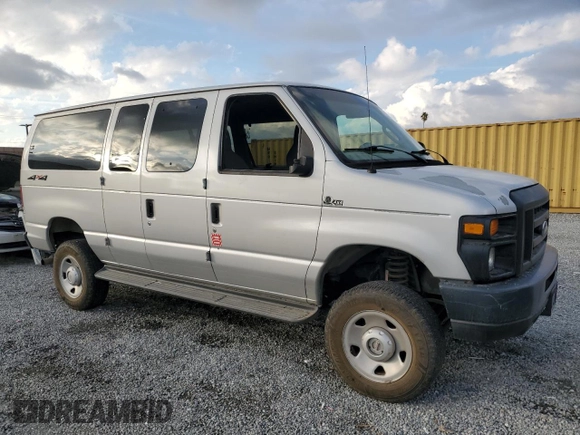 2009 Ford Econoline Passenger XL with VIN 1FBNE31L39DA86660, listed as a Copart auction lot 43724115 with 562,883 mi miles and Salvage title. Bid and sale history available at DreamBid. Image 4.