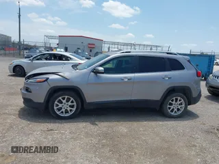 2018 Jeep Cherokee Latitude z VIN 1C4PJLCB2JD596149, wystawiony jako IAAI lot #42454131 z przebiegiem 86 393 mil mil oraz . Historia ofert i sprzedaży dostępna na DreamBid. Obrazek 14.