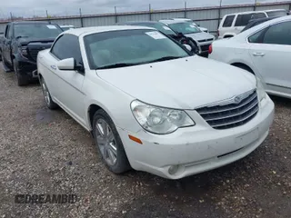 2010 Chrysler Sebring Limited z VIN 1C3BC6EV2AN122617, wystawiony jako IAAI lot #41932002 z przebiegiem 135 264 mil mil oraz . Historia ofert i sprzedaży dostępna na DreamBid. Obrazek 1.
