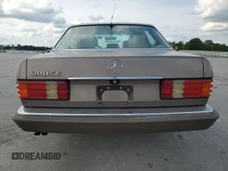 1989 Mercedes-Benz 300 300SE z VIN WDBCA24D1KA433423, wystawiony jako Copart lot #58725775 z przebiegiem 281 775 mil mil oraz Szkoda całkowita • Salvage title. Historia ofert i sprzedaży dostępna na DreamBid. Obrazek 6.