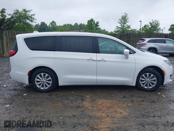 2018 Chrysler Pacifica Touring Plus z VIN 2C4RC1FG3JR102912, wystawiony jako IAAI lot #42240609 z przebiegiem 72 329 mil mil oraz . Historia ofert i sprzedaży dostępna na DreamBid. Obrazek 13.