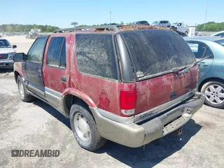 2000 GMC Jimmy SL with VIN 1GKCS13W9Y2264710, listed as a IAAI auction lot 42136082 with 206,584 mi miles. Bid and sale history available at carsss.com. Image 3.