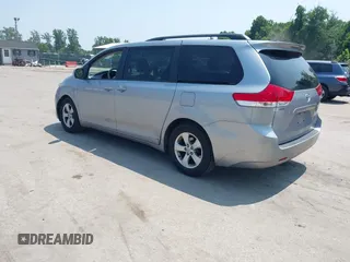 2012 Toyota Sienna LE AAS z VIN 5TDKK3DC0CS210995, wystawiony jako IAAI lot #42439317 z przebiegiem 183 029 mil mil oraz . Historia ofert i sprzedaży dostępna na DreamBid. Obrazek 3.
