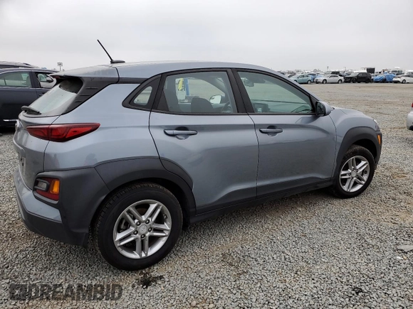 2021 Hyundai Kona SE z VIN KM8K12AAXMU610006, wystawiony jako Copart lot #50434295 z przebiegiem 43 853 mil mil oraz Szkoda całkowita • Salvage title. Historia ofert i sprzedaży dostępna na DreamBid. Obrazek 3.