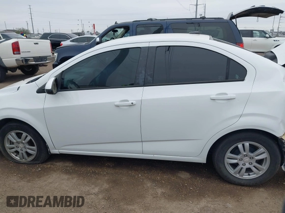 2012 Chevrolet Sonic LS z VIN 1G1JA5SH7C4212837, wystawiony jako IAAI lot #41509997 z przebiegiem 96 901 mil mil oraz . Historia ofert i sprzedaży dostępna na DreamBid. Obrazek 13.