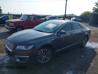2017 Lincoln MKZ Select z VIN 3LN6L5D98HR613305, wystawiony jako IAAI lot #42400840 z przebiegiem 81 659 mil mil oraz . Historia ofert i sprzedaży dostępna na DreamBid. Obrazek 2.