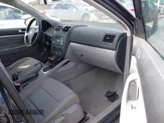2006 Volkswagen Jetta 2.5L z VIN 3VWRF71K76M625318, wystawiony jako IAAI lot #41872926 z przebiegiem 69 892 mil mil oraz . Historia ofert i sprzedaży dostępna na DreamBid. Obrazek 5.