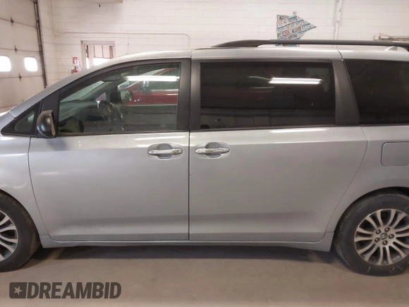 2018 Toyota Sienna XLE Auto Access Seat with VIN 5TDYZ3DC7JS916106, listed as a IAAI auction lot 42054782 with 274,474 mi miles. Bid and sale history available at carsss.com. Image 14.