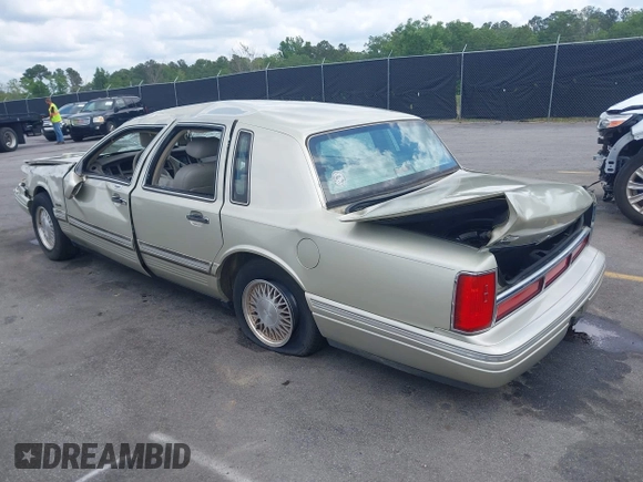 1997 Lincoln Town Car Signature z VIN 1LNLM82W3VY746254, wystawiony jako IAAI lot #42144893 z przebiegiem 97 834 mil mil oraz . Historia ofert i sprzedaży dostępna na DreamBid. Obrazek 3.
