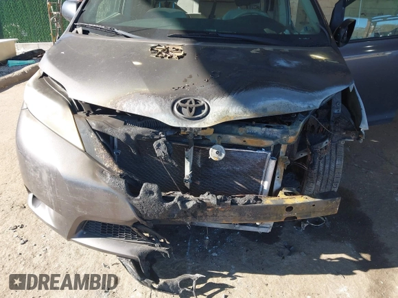 2011 Toyota Sienna with VIN 5TDZK3DC0BS075319, listed as a IAAI auction lot 41458855 with 211,583 mi miles. Bid and sale history available at carsss.com. Image 6.