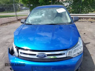 2010 Ford Focus SE z VIN 1FAHP3FNXAW168235, wystawiony jako IAAI lot #42091111 z przebiegiem 64 198 mil mil oraz . Historia ofert i sprzedaży dostępna na DreamBid. Obrazek 12.