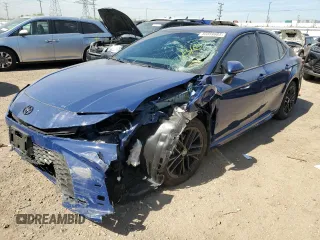 2025 Toyota Camry LE z VIN 4T1DBADK5SU001780, wystawiony jako Copart lot #55859685 z przebiegiem Nie podano mil oraz Szkoda całkowita • Salvage title. Historia ofert i sprzedaży dostępna na DreamBid. Obrazek 1.