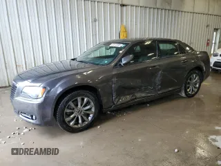2014 Chrysler 300 S z VIN 2C3CCAGG6EH374486, wystawiony jako Copart lot #64812695 z przebiegiem 111 930 mil mil oraz Nie do naprawy • Non repairable. Historia ofert i sprzedaży dostępna na DreamBid. Obrazek 1.