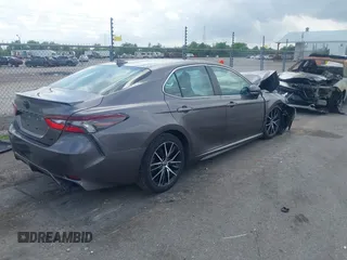 2022 Toyota Camry SE z VIN 4T1G11AK0NU057778, wystawiony jako IAAI lot #42094950 z przebiegiem 115 649 mil mil oraz . Historia ofert i sprzedaży dostępna na DreamBid. Obrazek 4.