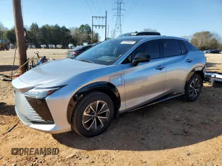 2024 Lexus RZ 300e Premium z VIN JTJABABB8RA005034, wystawiony jako Copart lot #43785845 z przebiegiem 2167 mil mil oraz Szkody całkowita. Historia ofert i sprzedaży dostępna na DreamBid. Obrazek 1.
