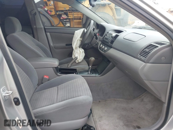 2005 Toyota Camry STD z VIN 4T1BE32K95U610596, wystawiony jako IAAI lot #41908876 z przebiegiem 249 640 mil mil oraz . Historia ofert i sprzedaży dostępna na DreamBid. Obrazek 5.