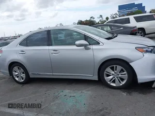 2010 Lexus HS 250h z VIN JTHBB1BA9A2017446, wystawiony jako IAAI lot #42119697 z przebiegiem 156 642 mil mil oraz . Historia ofert i sprzedaży dostępna na DreamBid. Obrazek 14.