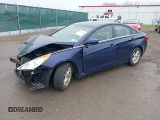 2013 Hyundai Sonata GLS z VIN 5NPEB4AC7DH712823, wystawiony jako IAAI lot #42132737 z przebiegiem 108 993 mil mil oraz . Historia ofert i sprzedaży dostępna na DreamBid. Obrazek 2.