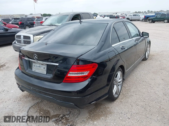 2013 Mercedes-Benz C 250 Sport z VIN WDDGF4HB0DR296803, wystawiony jako IAAI lot #42286512 z przebiegiem 219 384 mil mil oraz . Historia ofert i sprzedaży dostępna na DreamBid. Obrazek 4.