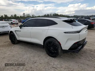 2023 Aston Martin DBX 707 z VIN SD7VUJBW4PTV06800, wystawiony jako Copart lot #79056214 z przebiegiem 6575 mil mil oraz Nie do naprawy. Historia ofert i sprzedaży dostępna na DreamBid. Obrazek 2.