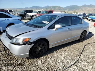 2008 Honda Civic LX z VIN 2HGFA165X8H305577, wystawiony jako Copart lot #59560765 z przebiegiem 154 879 mil mil oraz Szkoda całkowita • Salvage title. Historia ofert i sprzedaży dostępna na DreamBid. Obrazek 1.
