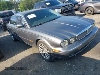 2005 Jaguar XJ 8 LWB z VIN SAJWA79C35SG49482, wystawiony jako IAAI lot #42476177 z przebiegiem 96 250 mil mil oraz . Historia ofert i sprzedaży dostępna na DreamBid. Obrazek 1.