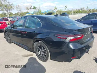 2022 Toyota Camry SE with VIN 4T1T11AK4NU639042, listed as a IAAI auction lot 41064319 with 33,078 mi miles. Bid and sale history available at carsss.com. Image 3.