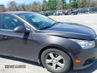 2014 Chevrolet Cruze 1LT z VIN 1G1PC5SB7E7352808, wystawiony jako IAAI lot #42143880 z przebiegiem 111 865 mil mil oraz . Historia ofert i sprzedaży dostępna na DreamBid. Obrazek 13.