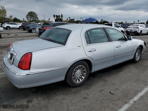 2002 Lincoln Town Car Sig. with VIN 1LNHM82W52Y661319, listed as a Copart auction lot 47887325 with 88,713 mi miles and Salvage Title. Bid and sale history available at carsss.com. Image 3.