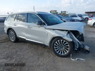 2022 Lincoln Aviator Reserve z VIN 5LM5J7WC1NGL17421, wystawiony jako IAAI lot #40722114 z przebiegiem 25 370 mil mil oraz . Historia ofert i sprzedaży dostępna na DreamBid. Obrazek 1.