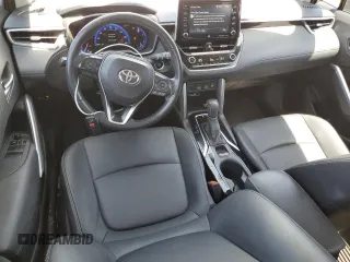 2022 Toyota Corolla Cross XLE z VIN 7MUDAABG8NV035698, wystawiony jako Copart lot #51825195 z przebiegiem 40 987 mil mil oraz Szkoda całkowita • Salvage title. Historia ofert i sprzedaży dostępna na DreamBid. Obrazek 8.