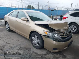 2011 Toyota Camry LE z VIN 4T1BF3EKXBU747468, wystawiony jako IAAI lot #41778629 z przebiegiem 81 477 mil mil oraz . Historia ofert i sprzedaży dostępna na DreamBid. Obrazek 1.