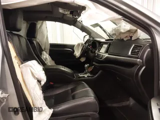 2018 Toyota Highlander SE z VIN 5TDJZRFH7JS551309, wystawiony jako IAAI lot #41801990 z przebiegiem 132 970 mil mil oraz . Historia ofert i sprzedaży dostępna na DreamBid. Obrazek 5.