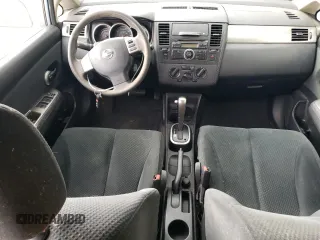2011 Nissan Versa S z VIN 3N1BC1CP3BL506025, wystawiony jako Copart lot #61054485 z przebiegiem Nie podano mil oraz Czysty tytuł • Clean title. Historia ofert i sprzedaży dostępna na DreamBid. Obrazek 8.