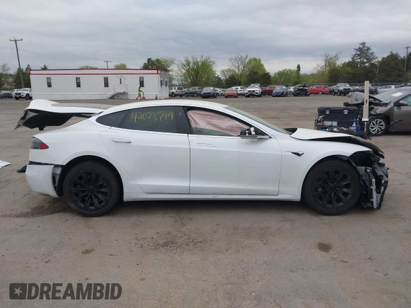 2017 Tesla Model S 100D z VIN 5YJSA1E24HF195488, wystawiony jako IAAI lot #42073744 z przebiegiem 108 577 mil mil oraz . Historia ofert i sprzedaży dostępna na DreamBid. Obrazek 14.