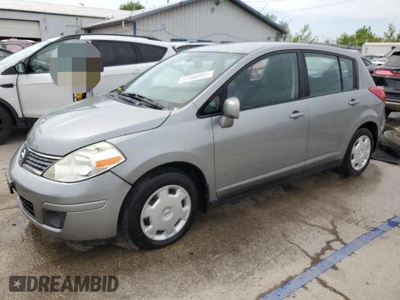 2009 Nissan Versa S z VIN 3N1BC13E59L355648, wystawiony jako Copart lot #57396955 z przebiegiem 67 768 mil mil oraz Szkoda całkowita • Salvage title. Historia ofert i sprzedaży dostępna na DreamBid. Obrazek 1.