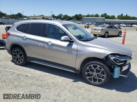 2022 BMW X1 xDrive28i z VIN WBXJG9C0XN5V40453, wystawiony jako Copart lot #56698705 z przebiegiem 31 091 mil mil oraz Szkoda całkowita • Salvage title. Historia ofert i sprzedaży dostępna na DreamBid. Obrazek 4.