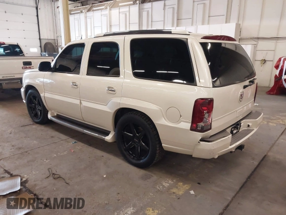 2003 Cadillac Escalade z VIN 1GYEK63N53R162632, wystawiony jako IAAI lot #41542627 z przebiegiem 147 577 mil mil oraz . Historia ofert i sprzedaży dostępna na DreamBid. Obrazek 3.