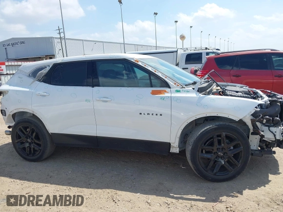 2021 Chevrolet Blazer LT z VIN 3GNKBCRS6MS526776, wystawiony jako IAAI lot #42070442 z przebiegiem 23 187 mil mil oraz . Historia ofert i sprzedaży dostępna na DreamBid. Obrazek 14.