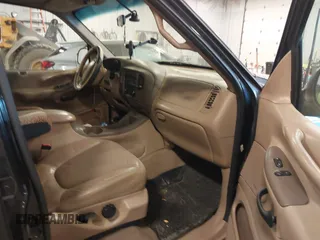 1998 Ford Expedition XLT z VIN 1FMPU18L7WLB32554, wystawiony jako IAAI lot #41888349 z przebiegiem 292 663 mil mil oraz . Historia ofert i sprzedaży dostępna na DreamBid. Obrazek 5.