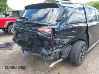 2025 Toyota Sienna XSE z VIN 5TDCSKFCXSS156213, wystawiony jako IAAI lot #42323480 z przebiegiem 10 011 mil mil oraz . Historia ofert i sprzedaży dostępna na DreamBid. Obrazek 6.