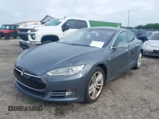 2013 Tesla Model S с VIN 5YJSA1CN4DFP26552, выставлен на аукционе IAAI как лот 42370183 с пробегом Не указан миль и . История ставок и продаж доступна на DreamBid. Изображение 2.