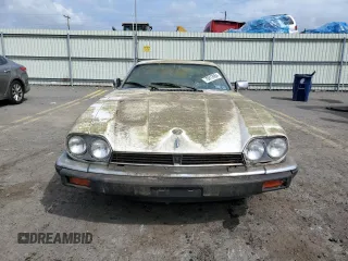 1989 Jaguar XJS z VIN SAJNY584XKC161154, wystawiony jako Copart lot #70912984 z przebiegiem 65 188 mil mil oraz Czysty tytuł • Clean title. Historia ofert i sprzedaży dostępna na DreamBid. Obrazek 5.