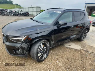 2023 Volvo XC40 Ultimate Dark Theme z VIN YV4L12UX9P2106326, wystawiony jako Copart lot #62516265 z przebiegiem 28 360 mil mil oraz Nie do naprawy • Non repairable. Historia ofert i sprzedaży dostępna na DreamBid. Obrazek 1.