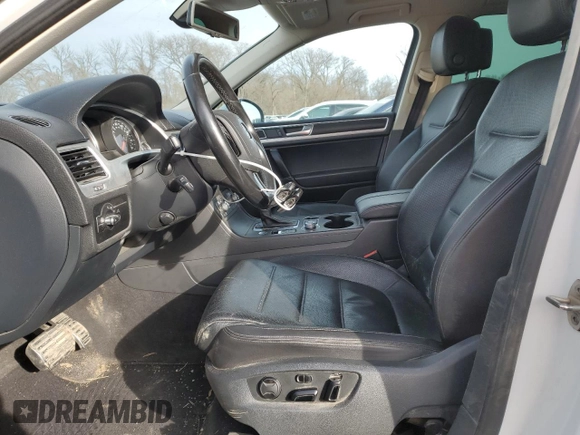 2016 Volkswagen Touareg Sport с VIN WVGEF9BPXGD011699, выставлен на аукционе Copart как лот 85089304 с пробегом 107 792 миль миль и Списание • Salvage title. История ставок и продаж доступна на DreamBid. Изображение 7.