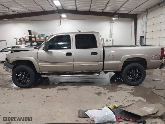 2003 Chevrolet Silverado 2500HD LS with VIN 1GCHK23133F136475, listed as a IAAI auction lot 41609322 with 233,193 mi miles. Bid and sale history available at carsss.com. Image 15.