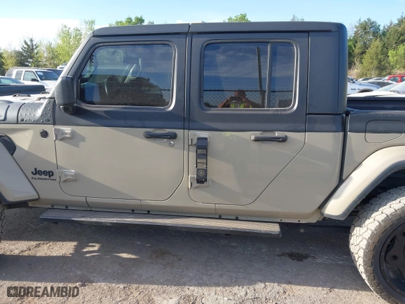 2020 Jeep Gladiator Sport S with VIN 1C6HJTAG3LL214469, listed as a IAAI auction lot 42017170 with 114,599 mi miles. Bid and sale history available at carsss.com. Image 14.